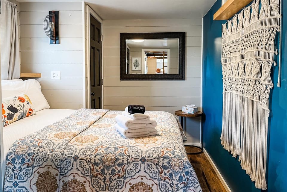 Kids Loft, Sandy Beach, Resident Dog House in Marion