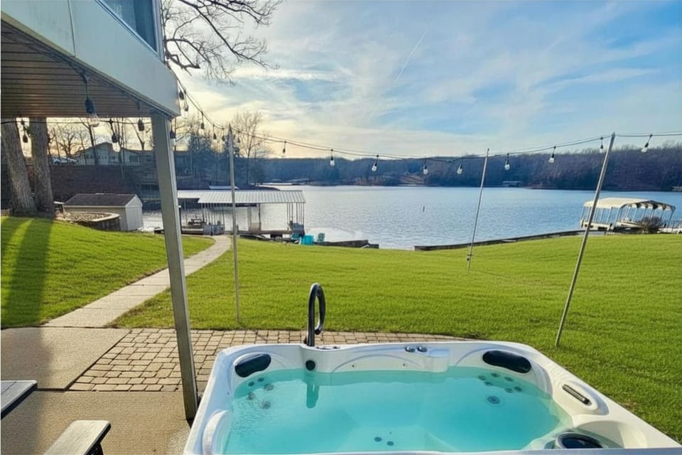 Lakefront 5BR Dock, Kayaks, Hot Tub & Beach House in Lake of Egypt