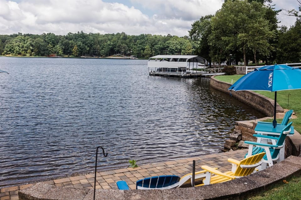 Lakefront 5BR Dock, Kayaks, Hot Tub & Beach House in Lake of Egypt