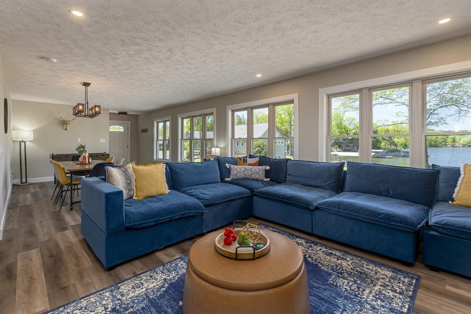 Lakefront Suite Dock, No-Wake Cove & Firepit House in Lake of Egypt