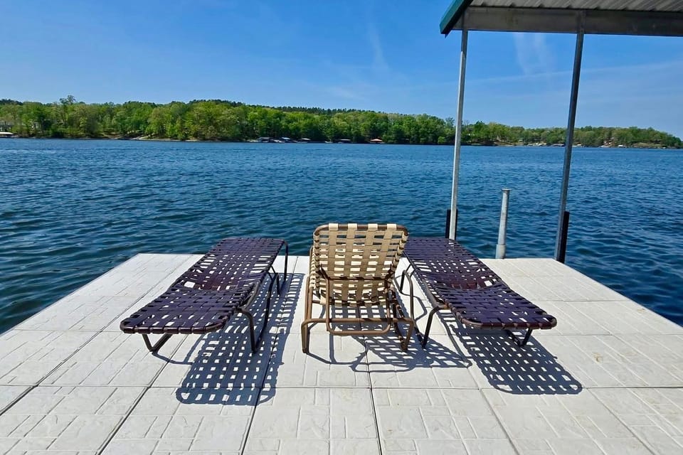 Log Home Hot Tub Retreat, Kayaks House in Lake of Egypt