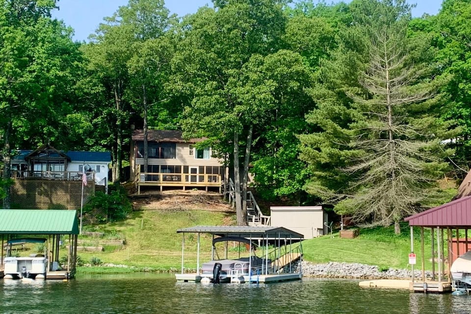 French Country Cabin Dock & Screened Porch Cabin in Lake of Egypt