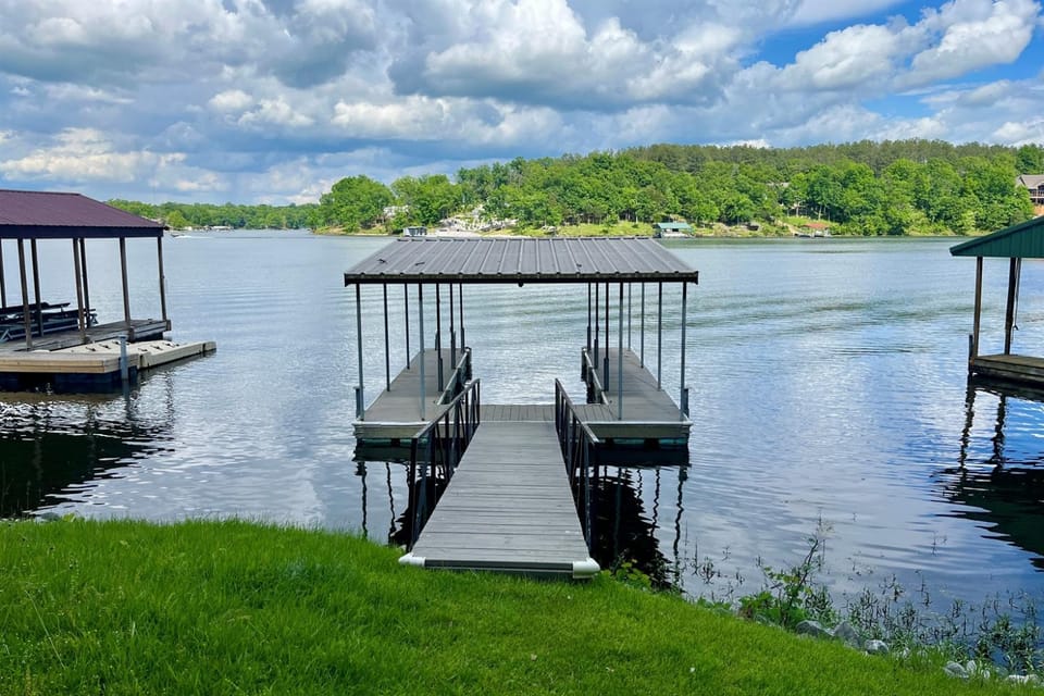 French Country Cabin Dock & Screened Porch Cabin in Lake of Egypt
