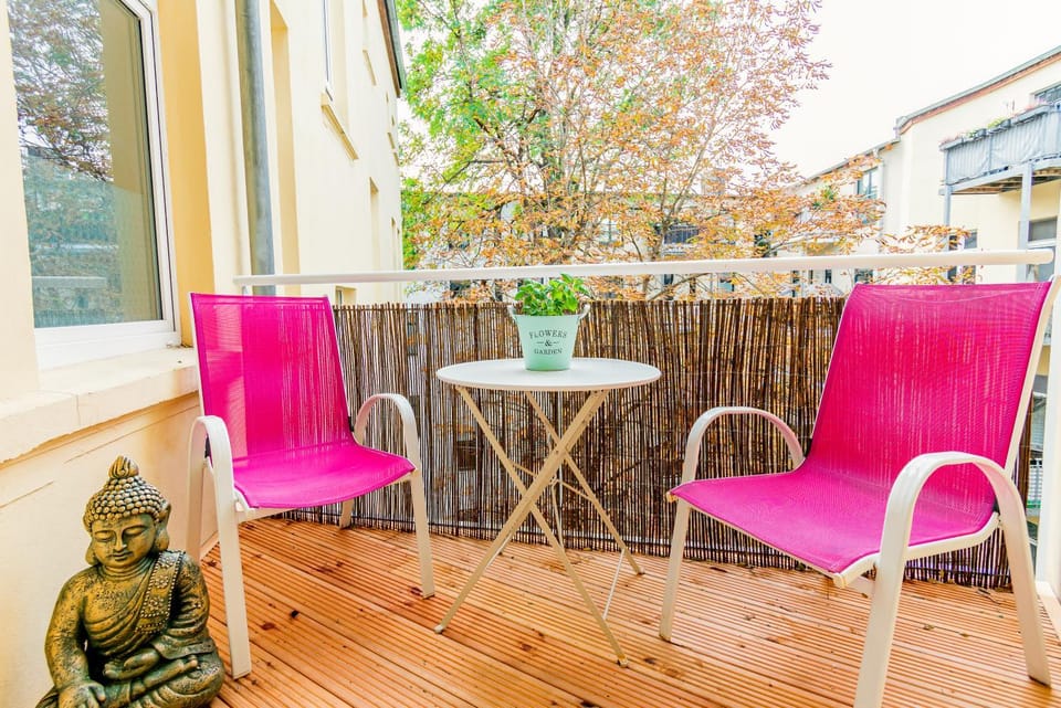 Property building, Patio, Balcony/Terrace