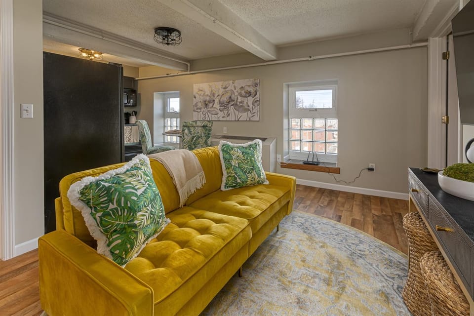 Urban-Chic King Suite Near SIU Carbondale Hotel in Carbondale