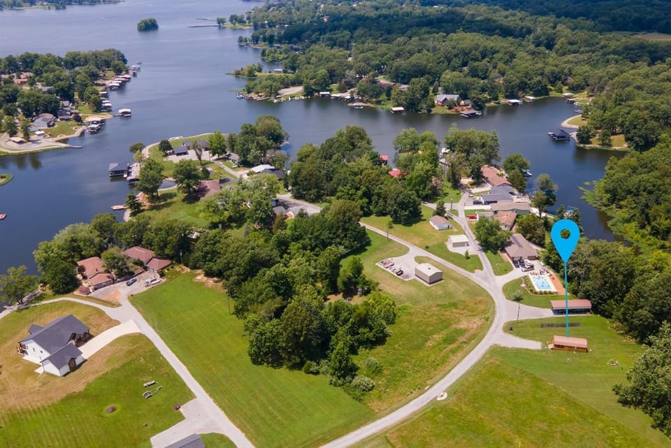 Firepit, Boat Parking & Giant Tulip Poplar Tree House in Lake of Egypt