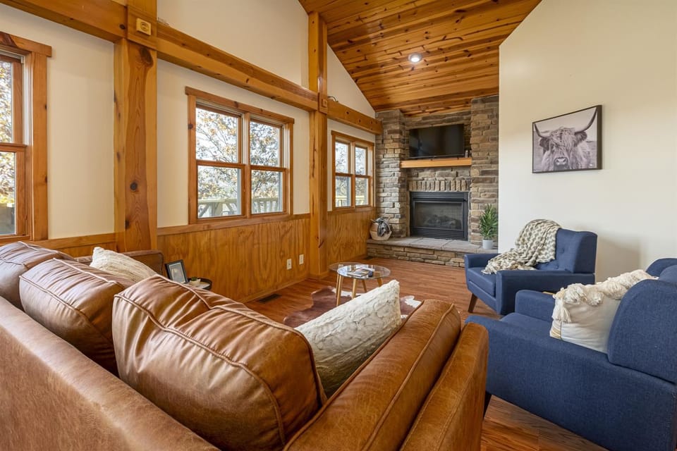 3BR Ridge Home Hot Tub, Firepit & Valley Views House in Makanda Township
