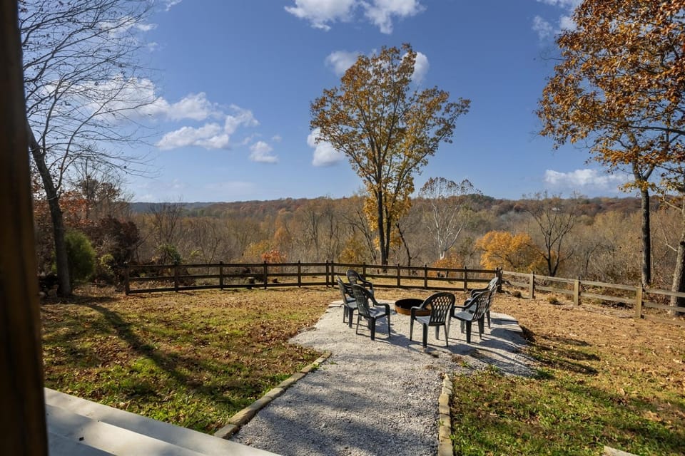 3BR Ridge Home Hot Tub, Firepit & Valley Views House in Makanda Township