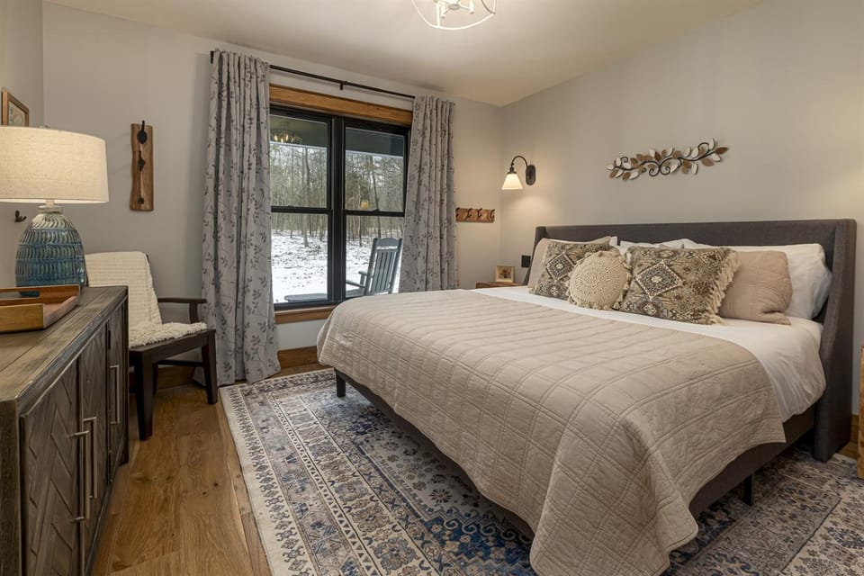 Modern 2BR Cabin w Hot Tub Near Carbondale Cabin in Makanda Township