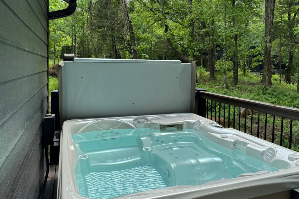Wooded Cabin Hot Tub, Firepit & Giant City Cabin in Makanda Township