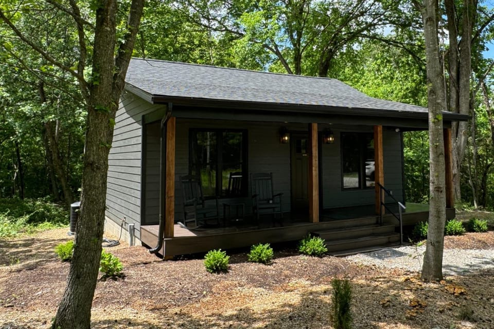 Wooded Cabin Hot Tub, Firepit & Giant City Cabin in Makanda Township