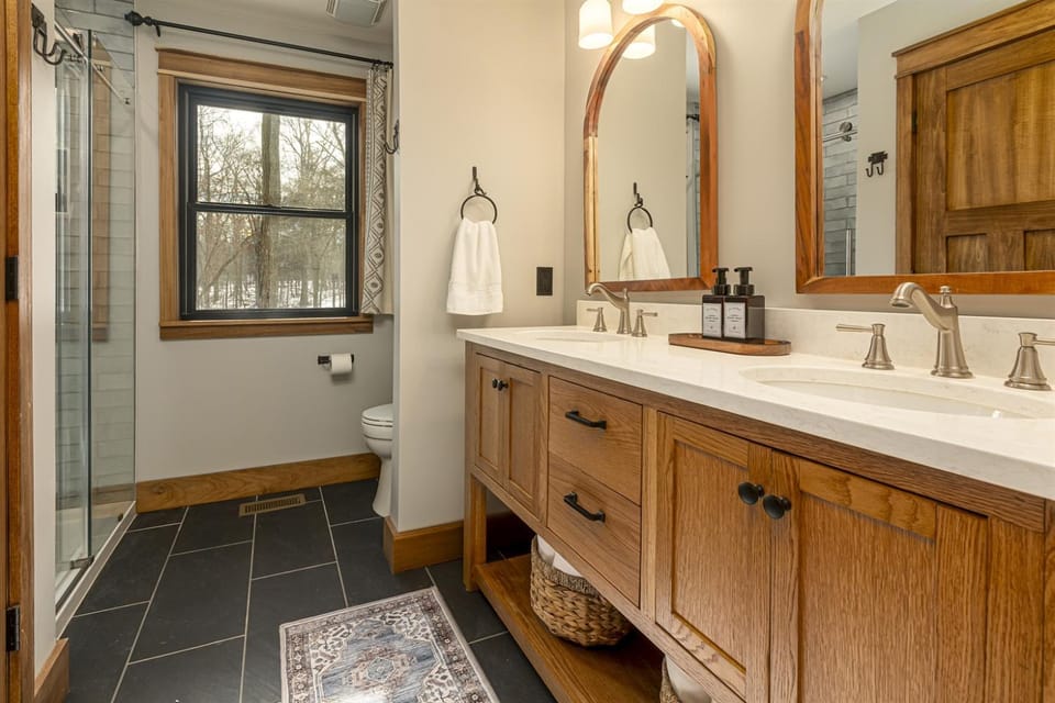 Romantic 1BR Cabin w Hot Tub Near Carbondale Cabin in Makanda Township