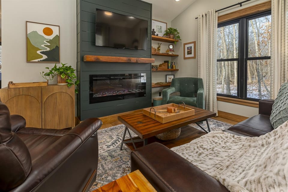Romantic 1BR Cabin w Hot Tub Near Carbondale Cabin in Makanda Township