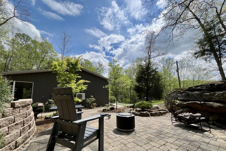 Romantic Cottage w Hot Tub & Views Country House in Illinois