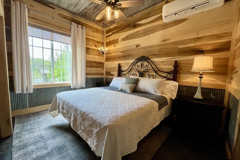 Romantic Cottage w Hot Tub & Views Country House in Illinois