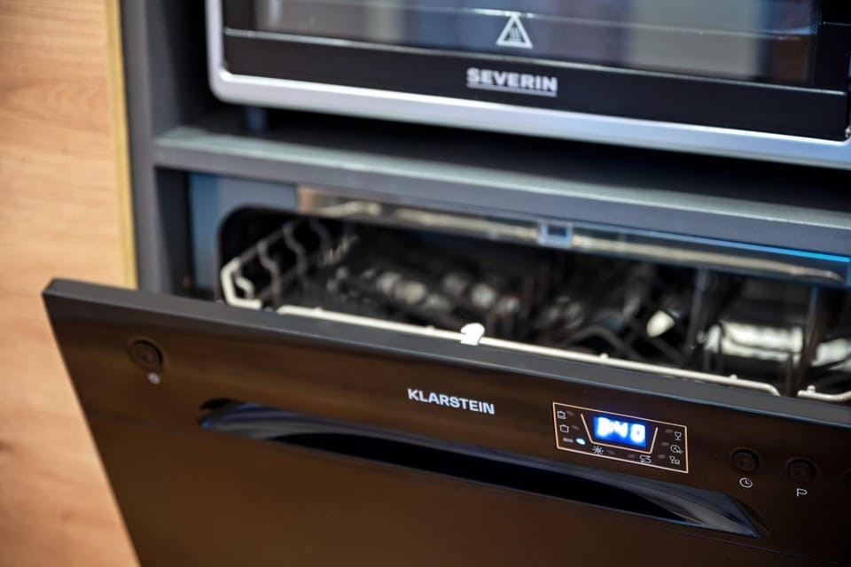 Kitchen or kitchenette, dishwasher