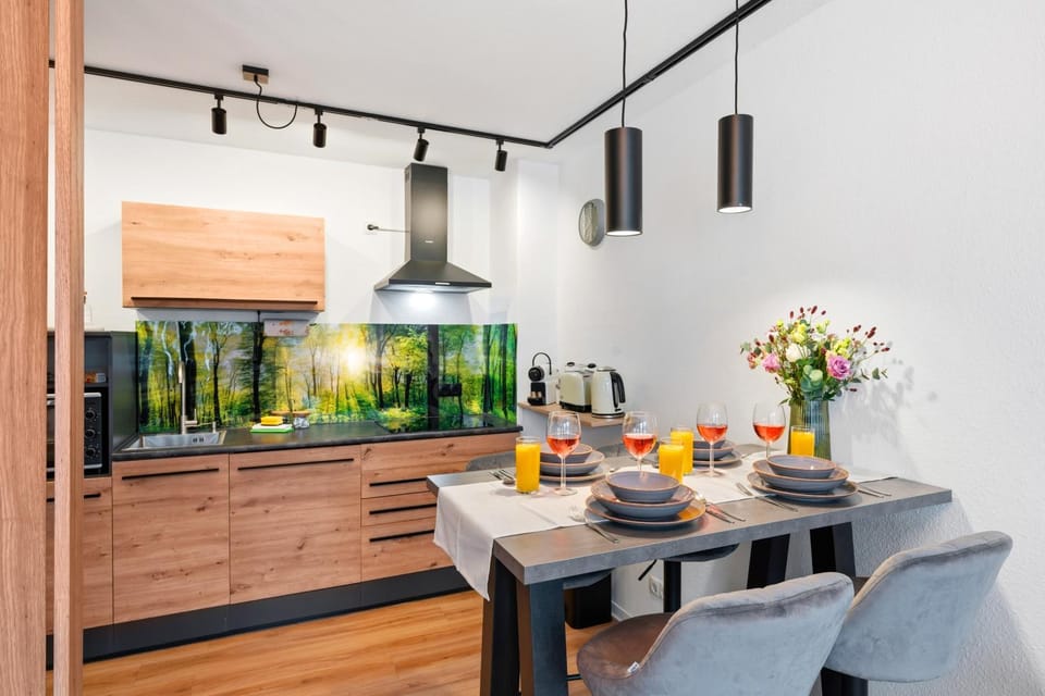 Kitchen or kitchenette, Food and drinks, Seating area, Dining area, Food, internet, internet