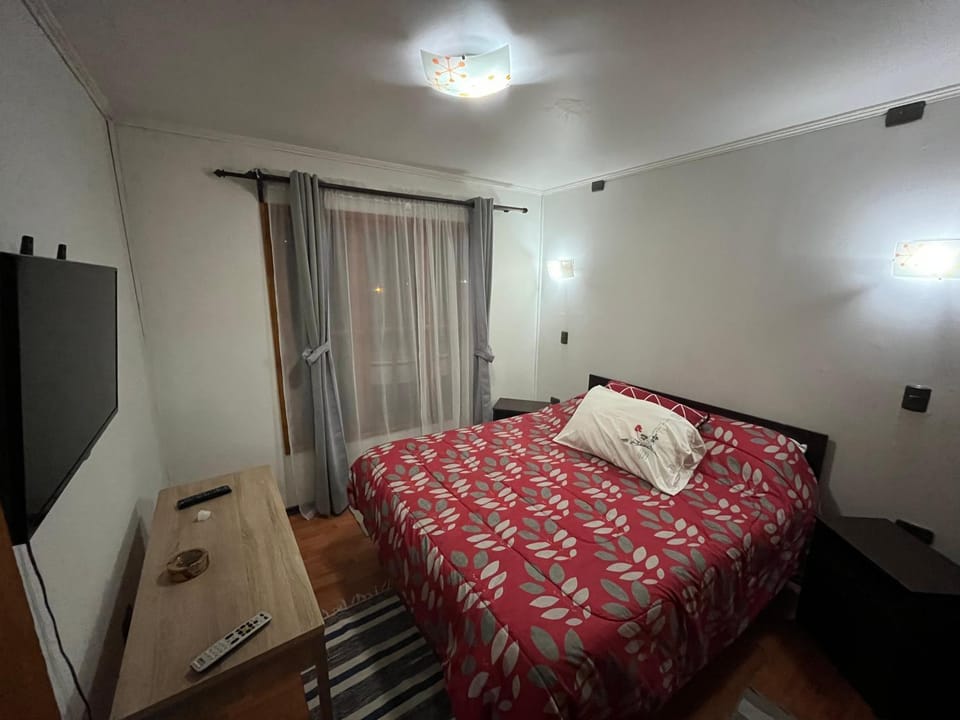 Bed, TV and multimedia, Photo of the whole room, Bedroom