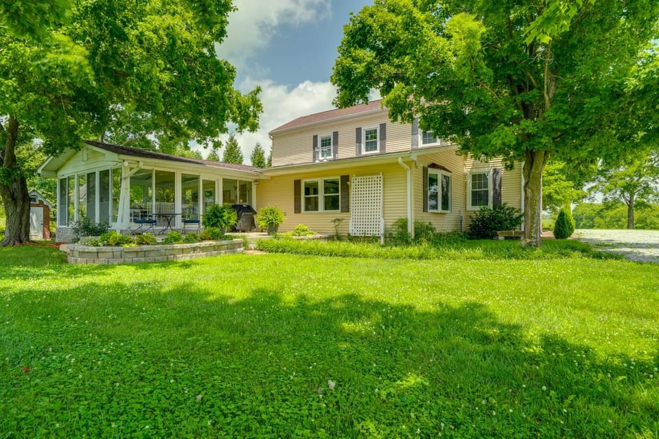 Bourbon Country Escape! Spacious Home w/ Fire Pit House in Indiana
