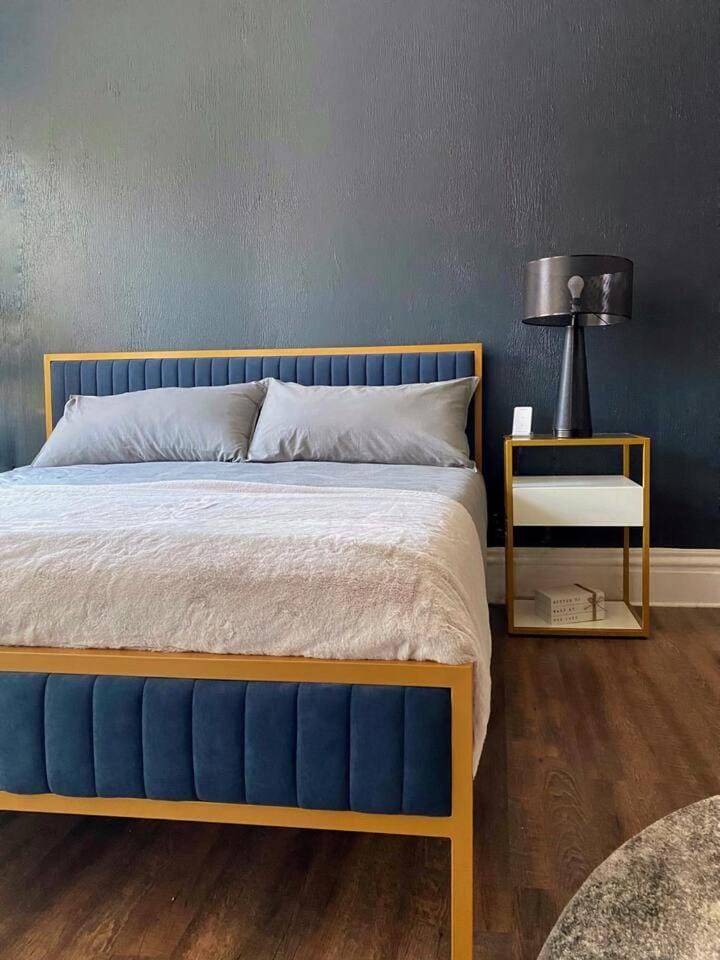 2 Bedrooms • Warm & Historic Stay • Free Parking Apartment in Pittsburgh