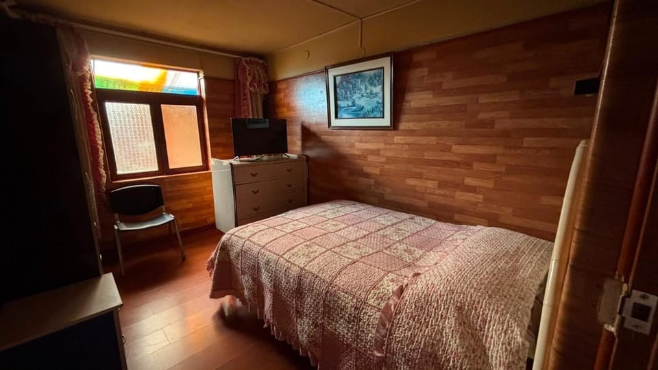 Bed, TV and multimedia, Photo of the whole room, wardrobe