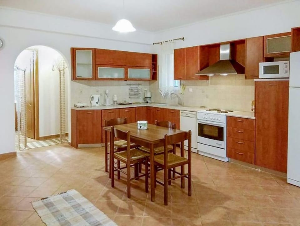 Kitchen or kitchenette, Dining area, dishwasher, oven, stove, toaster