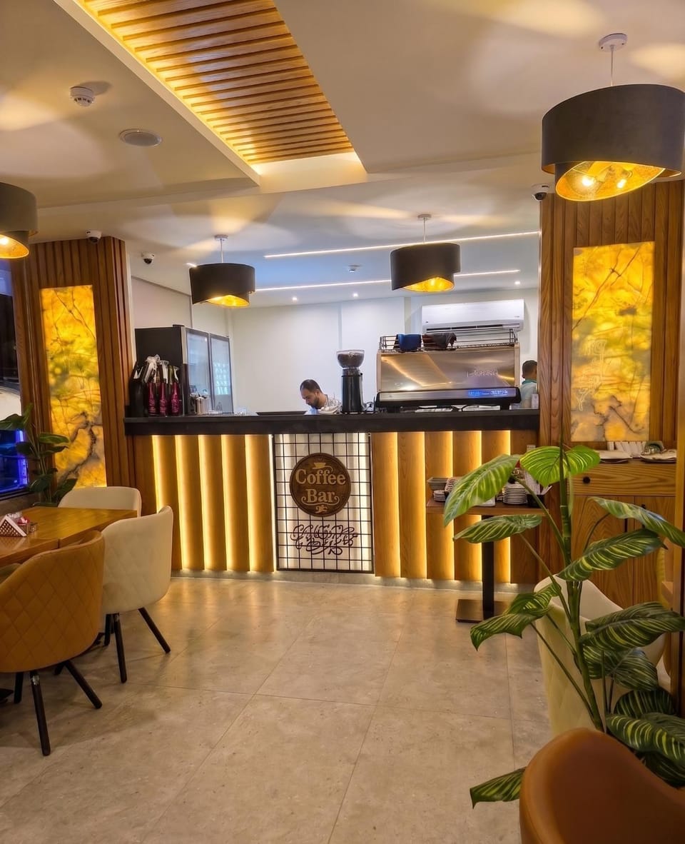 Restaurant/places to eat, Coffee/tea facilities, Breakfast