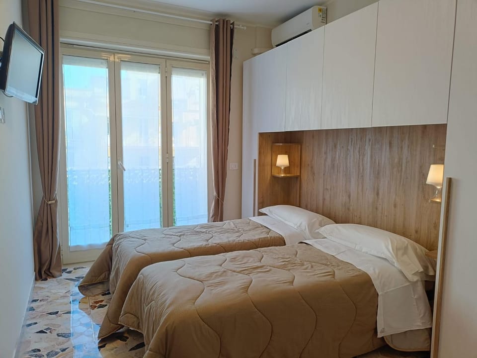 Patio, Bed, Balcony/Terrace, Balcony/Terrace, Bedroom