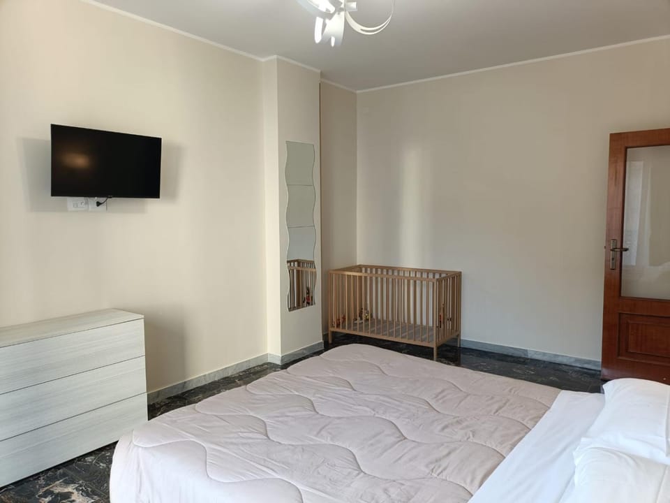 TV and multimedia, Photo of the whole room, Bedroom, cot