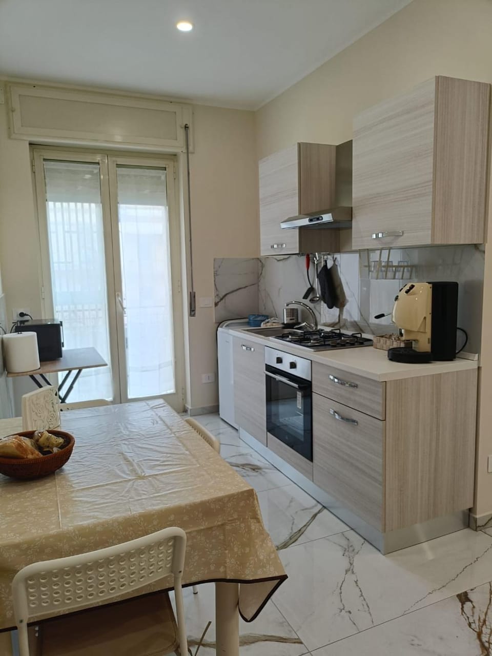 Kitchen or kitchenette, Living room, Food and drinks, Seating area, Dining area, kitchen