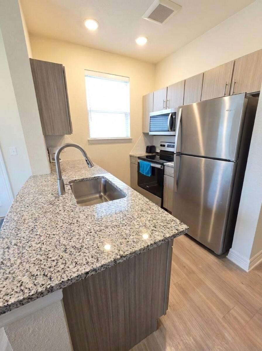 Cedar Park Apt -Pool, Gym, TV, Kitchen, Laundry Apartment in Leander