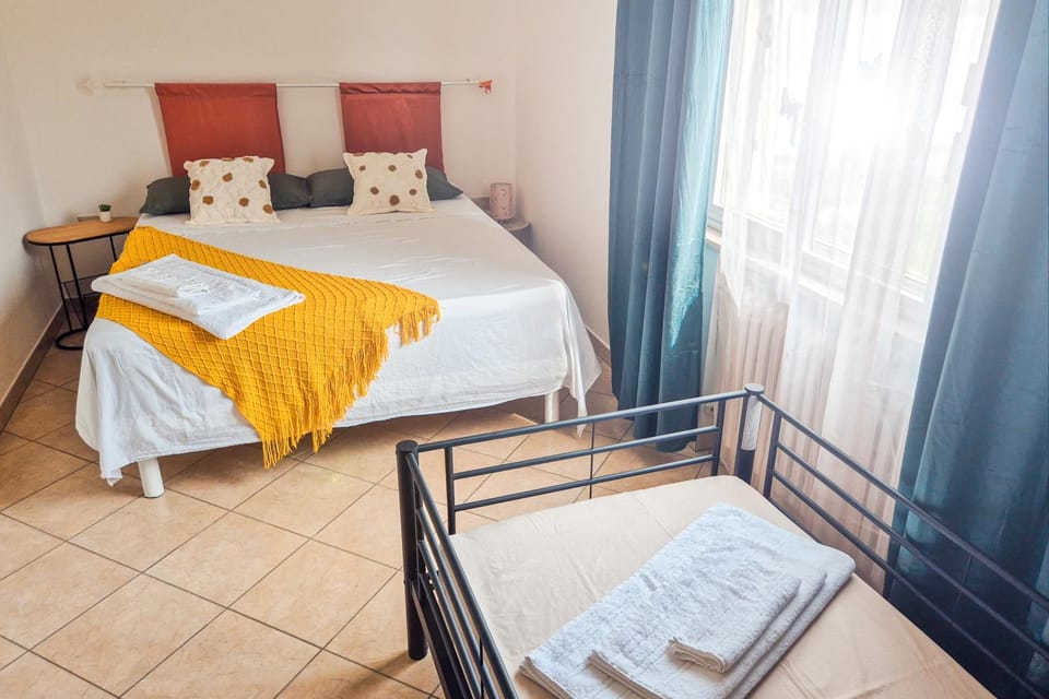 Bed, Bedroom, towels