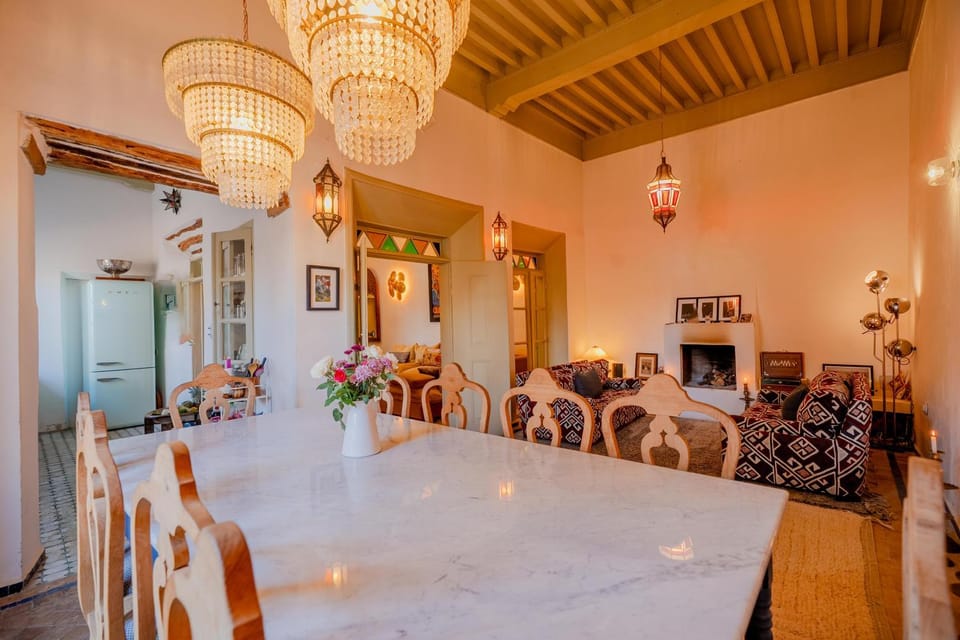Seating area, Dining area, fireplace