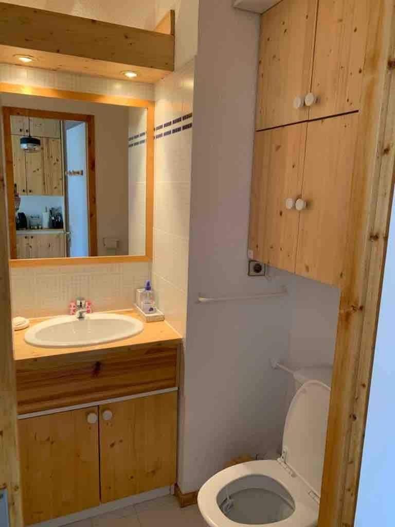 Studio cabin for 2 adults and 2 childrens with private parking Cabin in Val dIsere