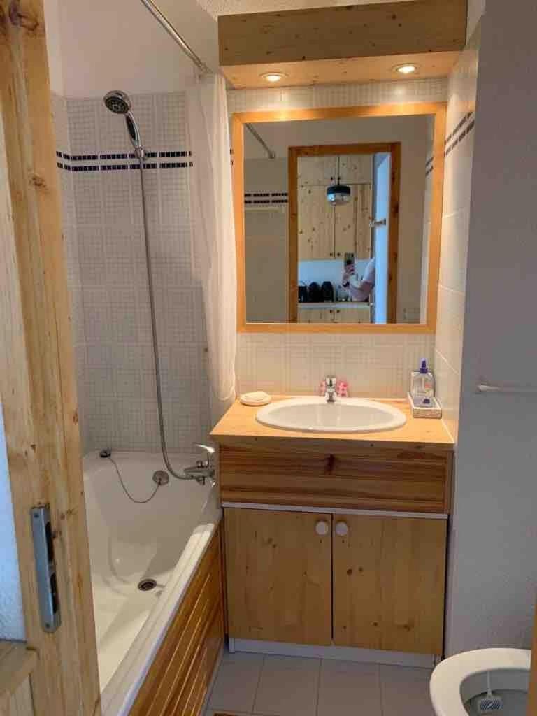 Studio cabin for 2 adults and 2 childrens with private parking Cabin in Val dIsere