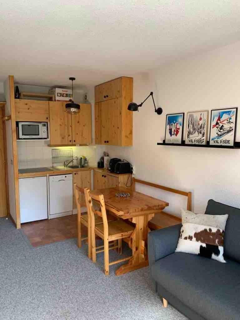 Studio cabin for 2 adults and 2 childrens with private parking Cabin in Val dIsere