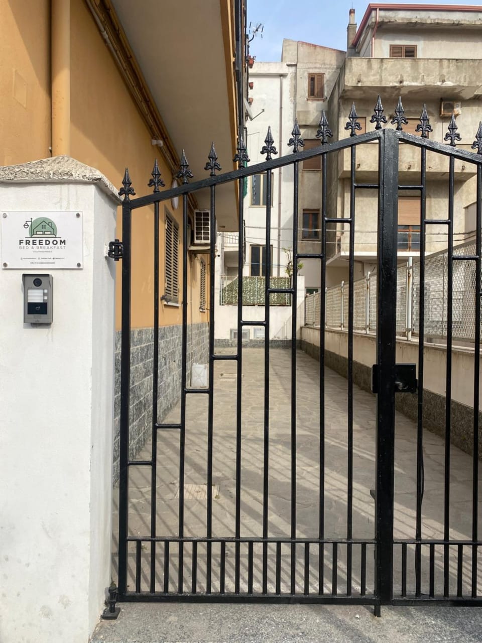 Facade/entrance