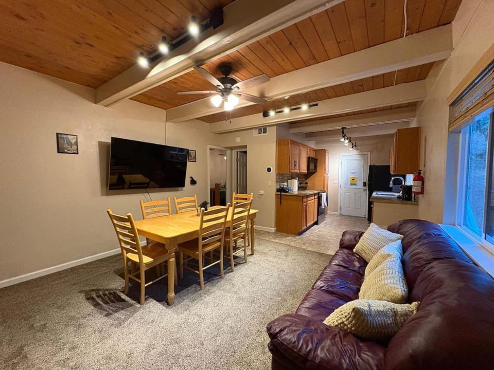 Communal lounge/ TV room, TV and multimedia, Kitchen or kitchenette, Living room, Seating area, Dining area, Evening entertainment
