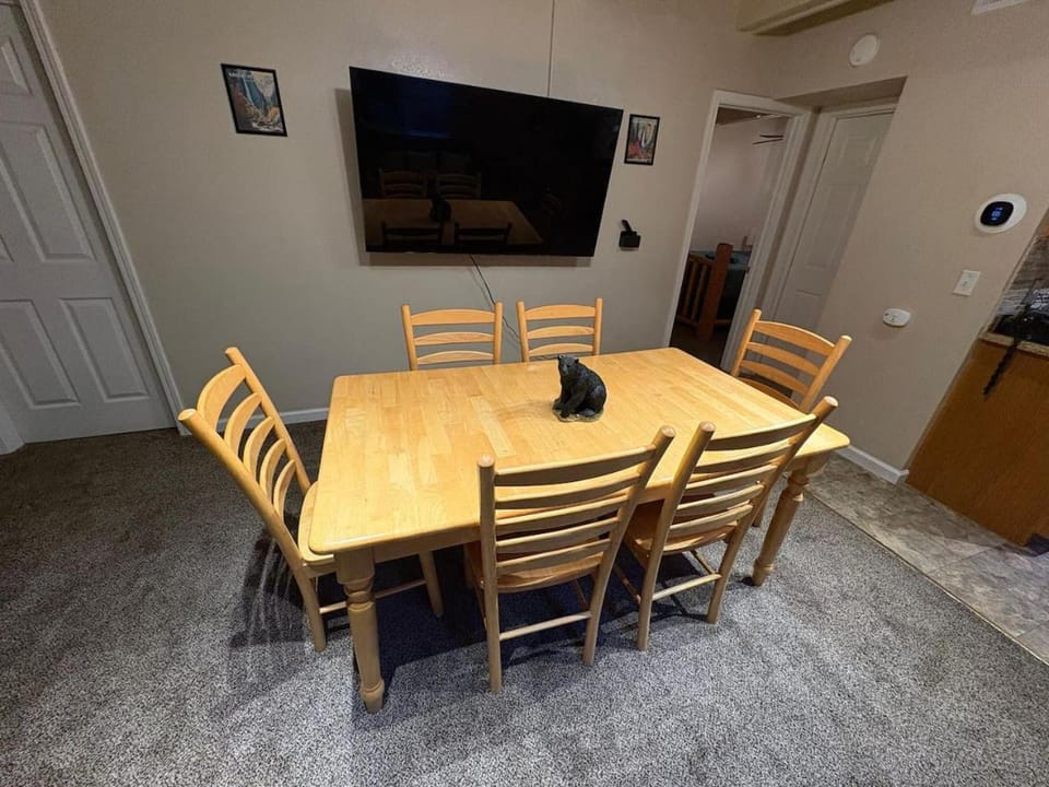 TV and multimedia, Living room, Seating area, Dining area