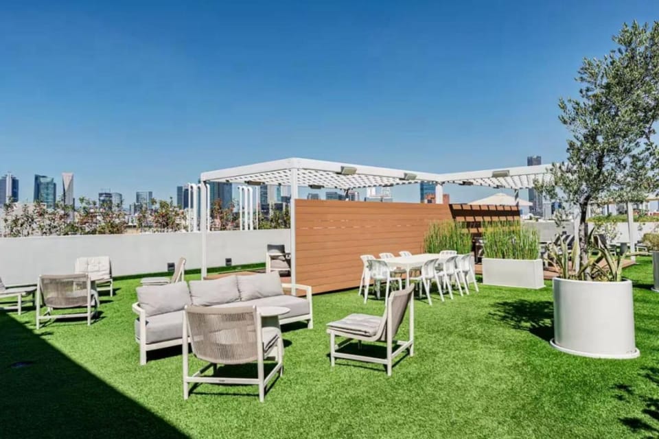 Escape to Skyline Views & Rooftop Pool Bliss Apartment in Mexico City
