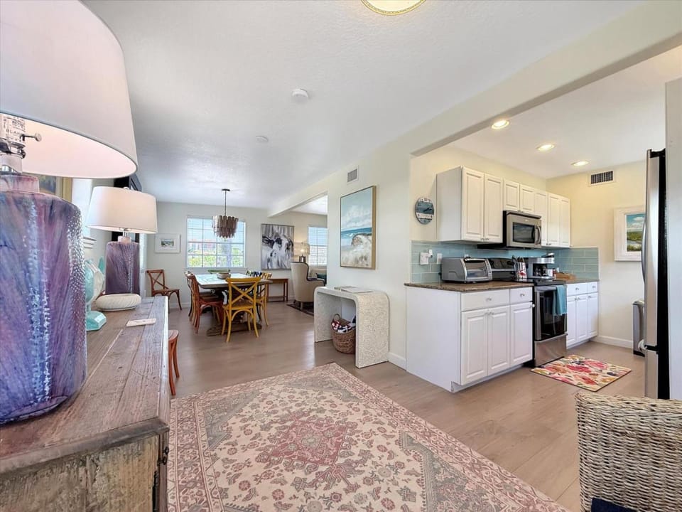 Seating area, Dining area, dishwasher, oven, stove