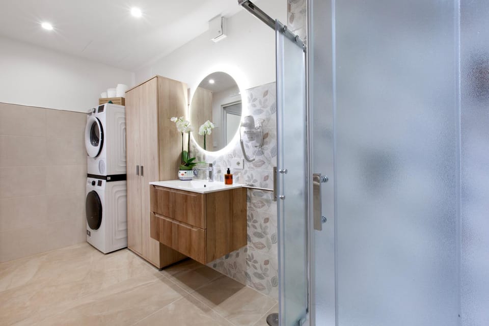 Shower, Bathroom, washing machine, dryer