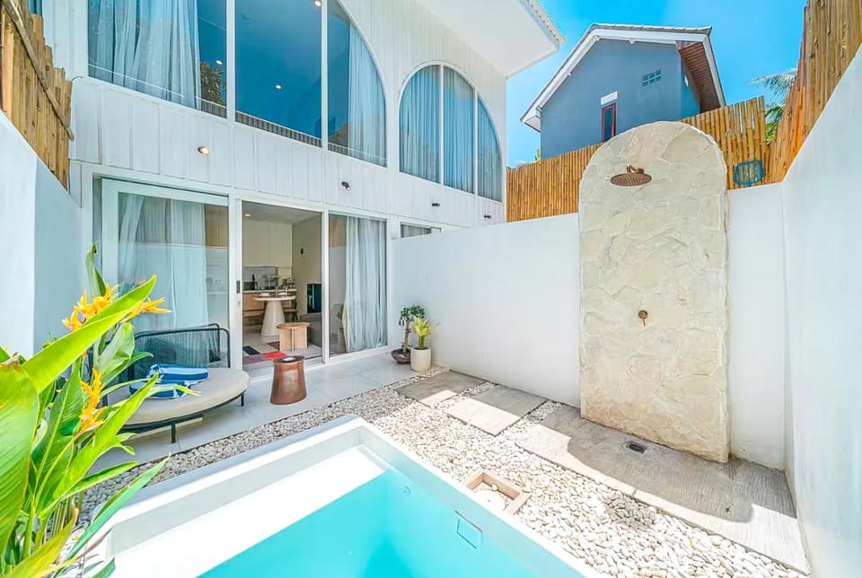 Property building, Day, View (from property/room), Balcony/Terrace, Pool view, Swimming pool, sunbed