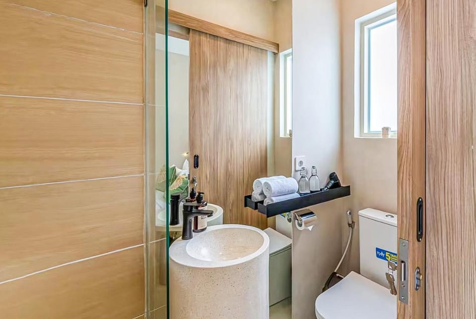 Shower, Toilet, Bathroom, towels