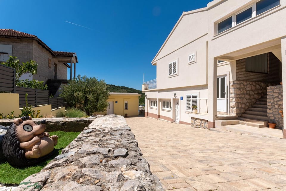 Property building, Facade/entrance