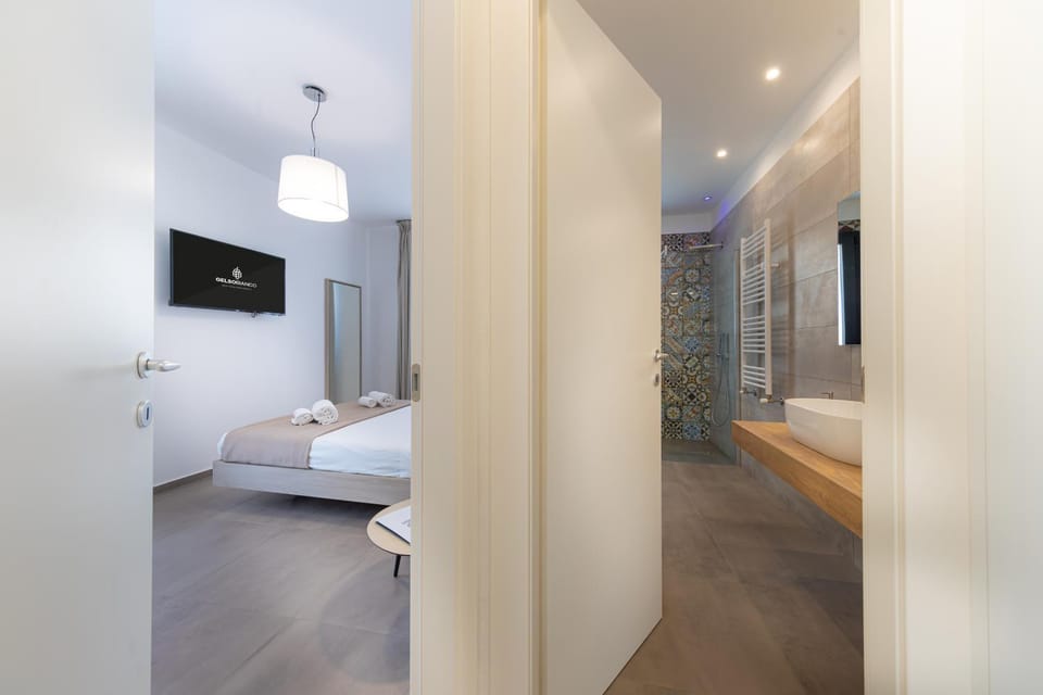 Bathroom, Photo of the whole room, Bedroom