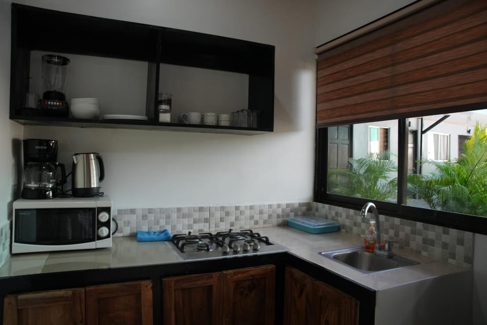 Coffee/tea facilities, Kitchen or kitchenette, oven, stove, toaster