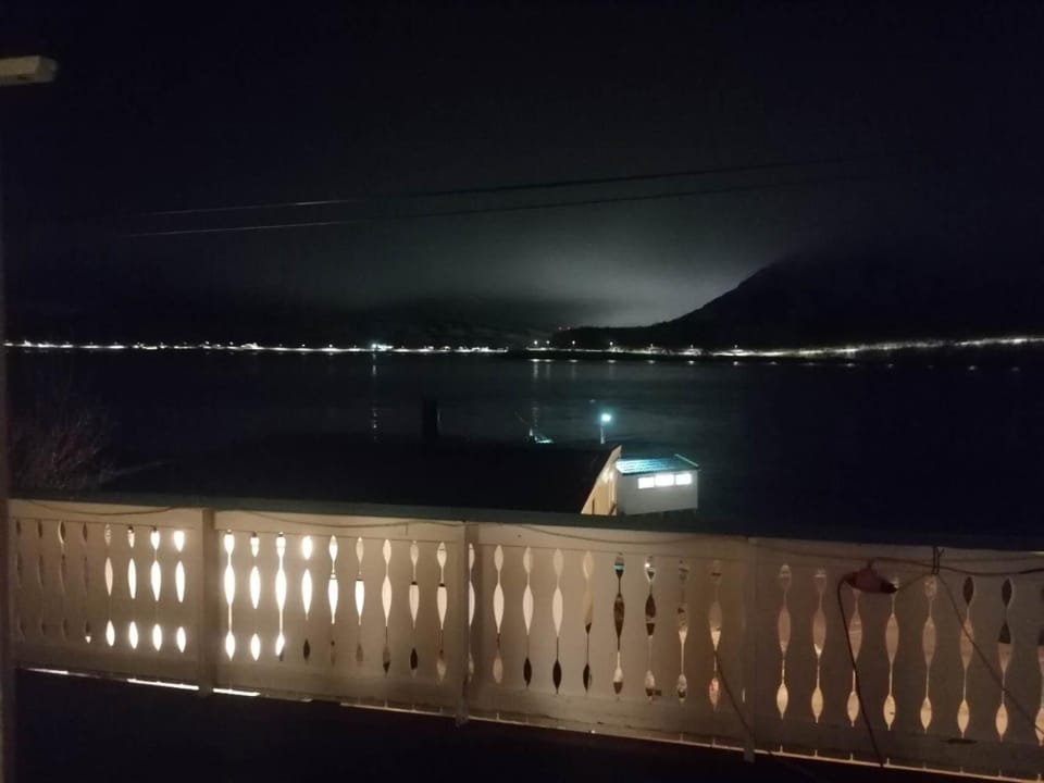 Room with sea view, boathouse, garage and boat Vacation rental in Troms Og Finnmark