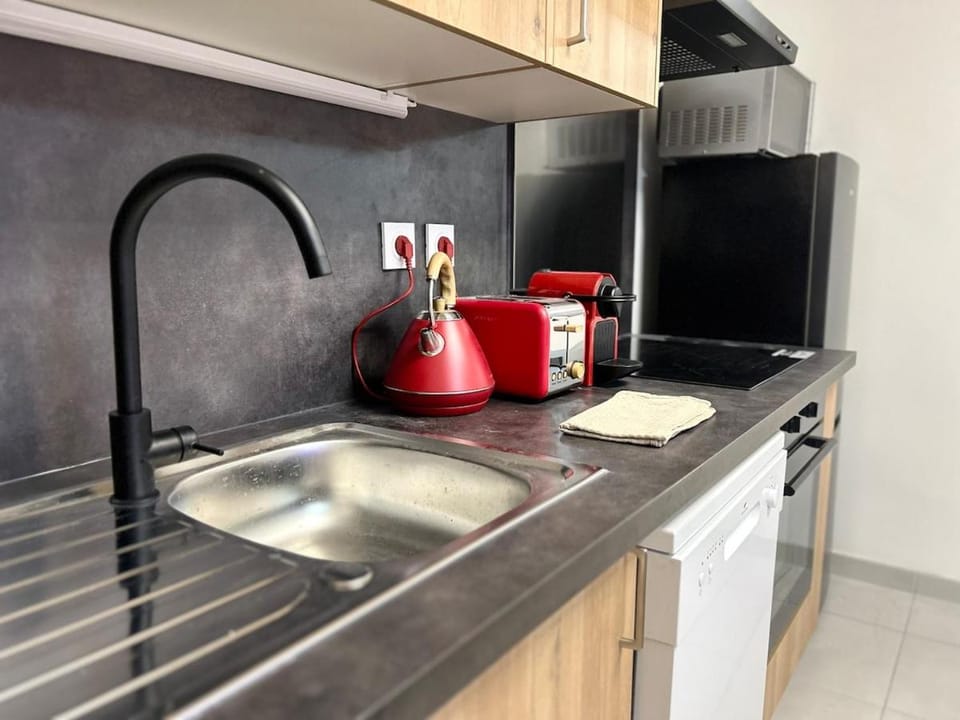 Kitchen or kitchenette, dishwasher, stove