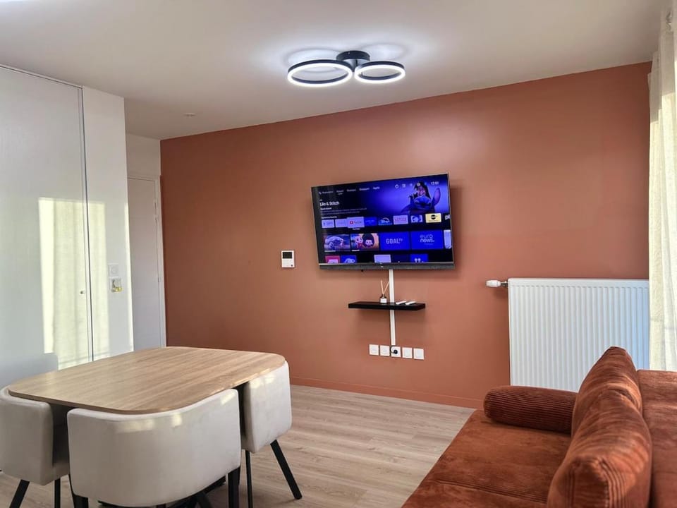 TV and multimedia, Living room, Seating area, Dining area, internet